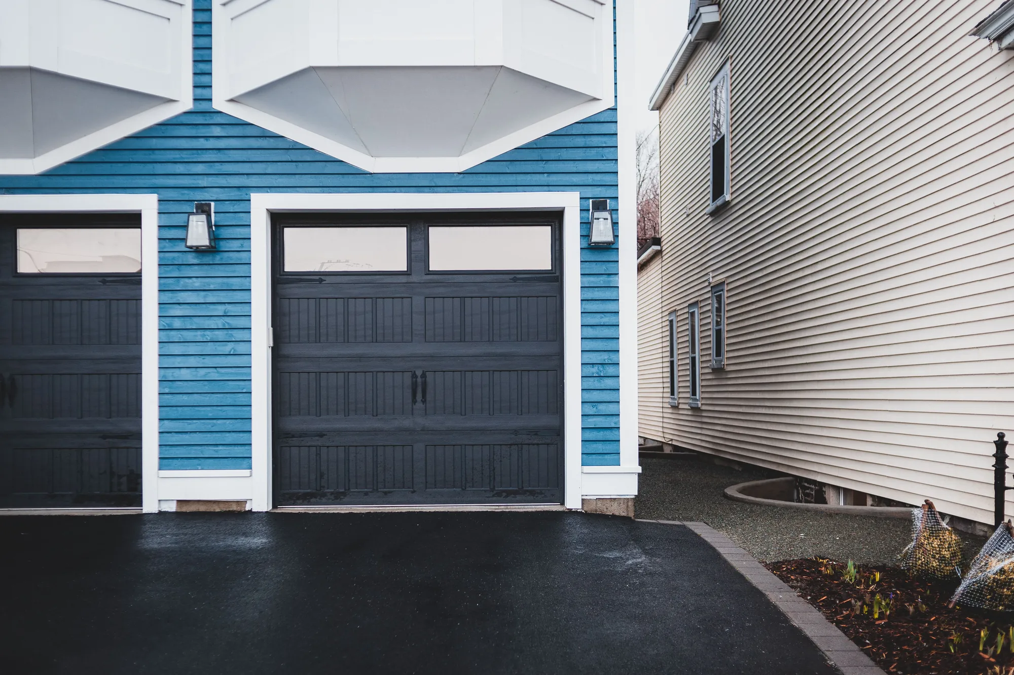 Residential garage door in Catlin